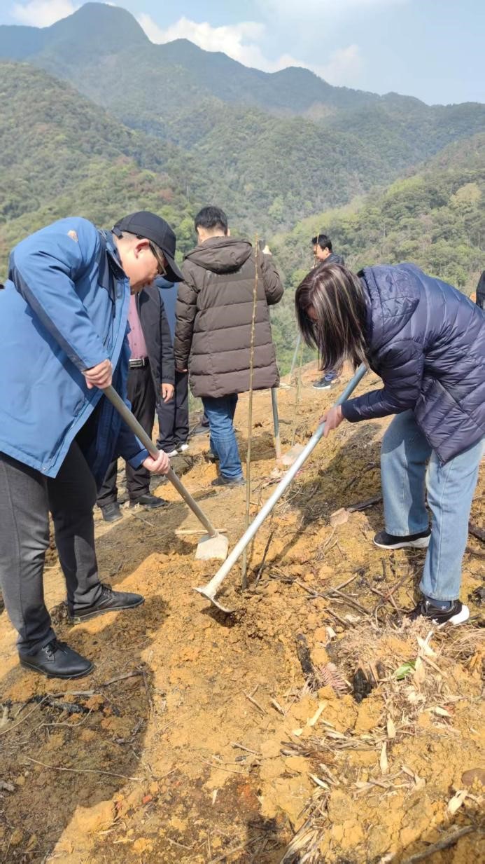 碳惠山?！ば雍糜心恪疤蓟蒎\旗”醫(yī)患共植“滬明杏林”活動